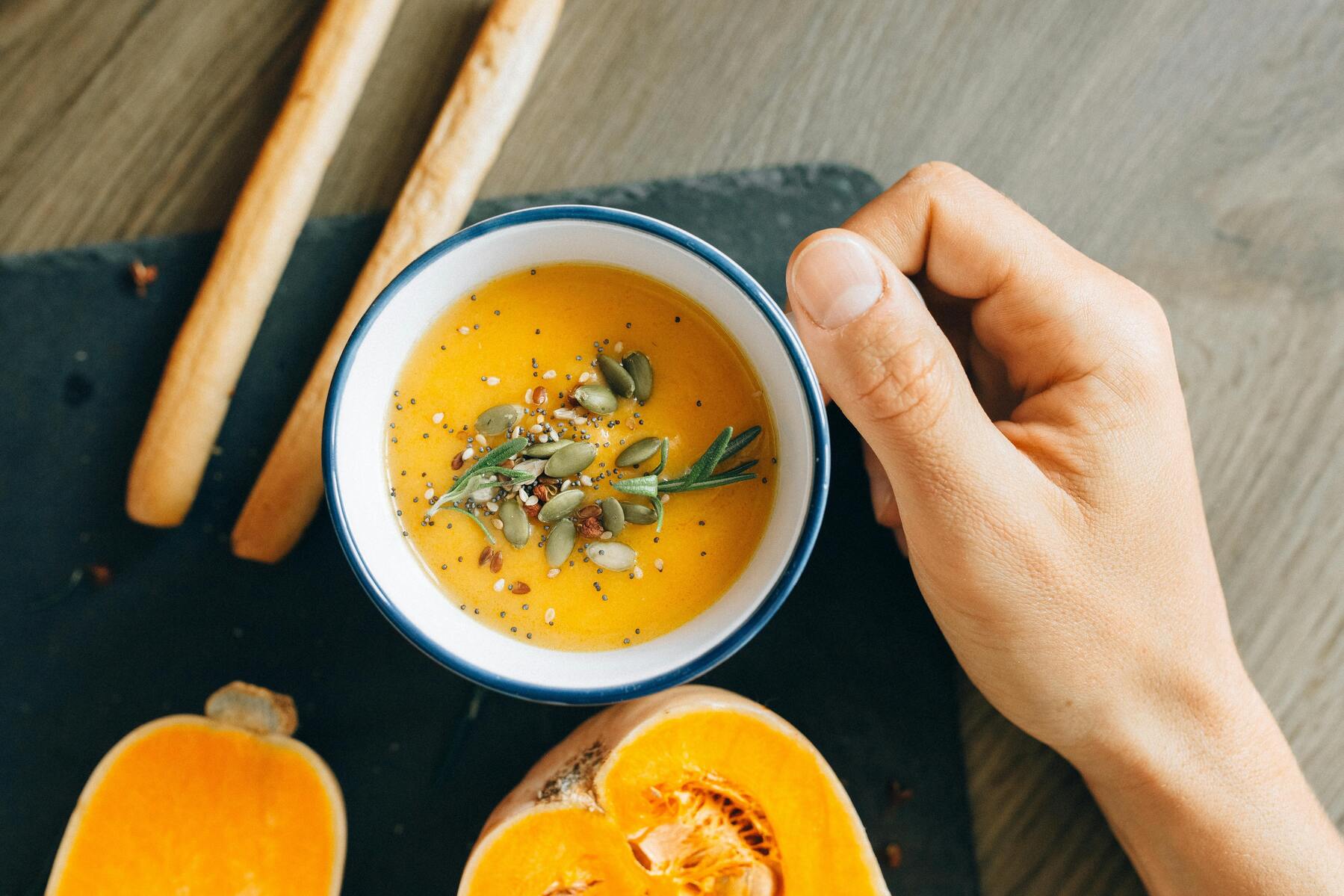 Höstens smaker i skålen: Pumpasoppa med ett veganskt twist