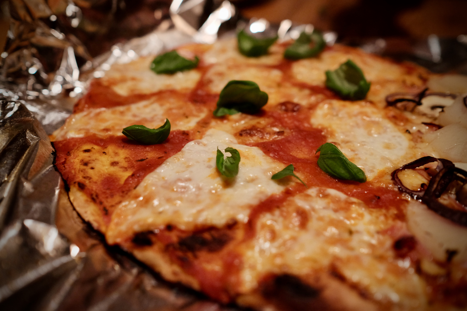 Stenugnsbakad pizza med mozarella